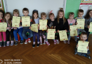 Dzieci z grupy Jeżyków trzymające dyplomy